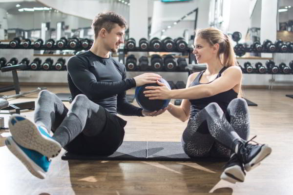 Фитнес в парах: польза и правильная программа тренировок